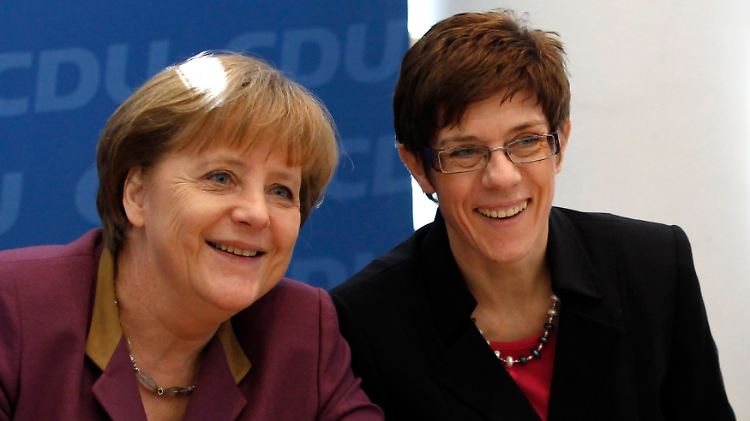 Merkel (l.) schätzt an Kramp-Karrenbauer angeblich, ihre Zielstrebigkeit und Gelassenheit.
