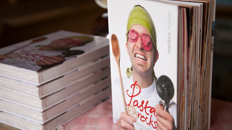 "Pasta on the rocks" ist in deutscher und italienischer Sprache im Jora Verlag erschienen und kostet 29,70 Euro.
