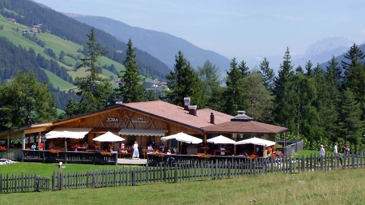 Die urige "Jora"-Hütte bietet alles, was der hungrige Wanderer braucht. Nur eines nicht: fettigen Fritten-Mief.