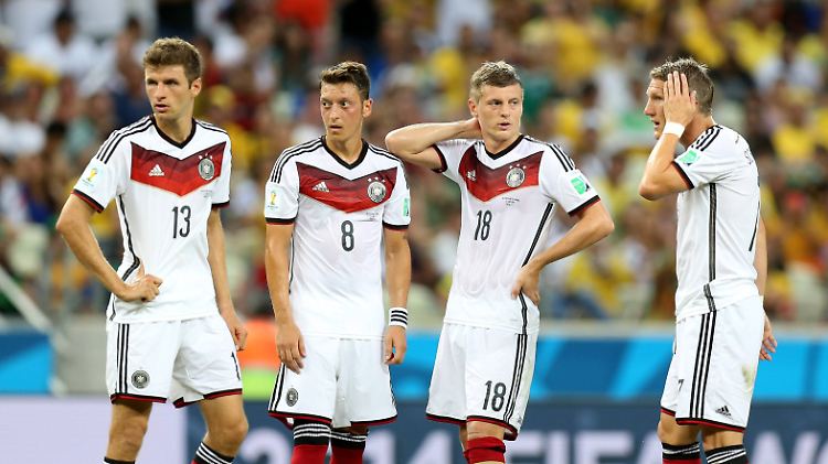Die weißen Trikots werden heute nicht zum Einsatz kommen - Deutschland spielt "auswärts".