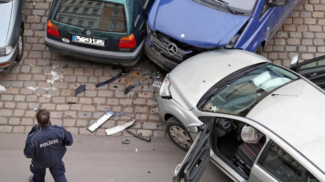 Teurer Spaß: Ein Auto kollidiert mit zwei weiteren Fahrzeugen. Foto: Jan Woitas