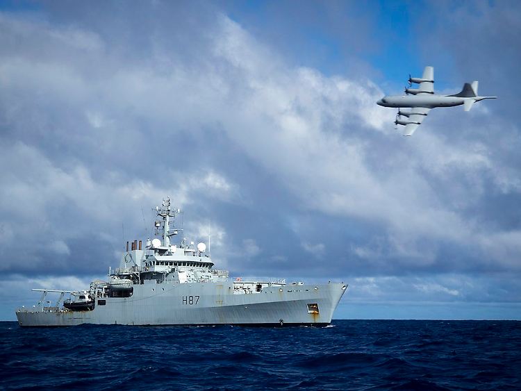 Mehrere Länder sind nach wie vor an der Suche beteiligt. Hier befinden sich ein australisches Flugzeug und ein britisches Schiff im ursprünglich angenommenen Absturzgebiet.