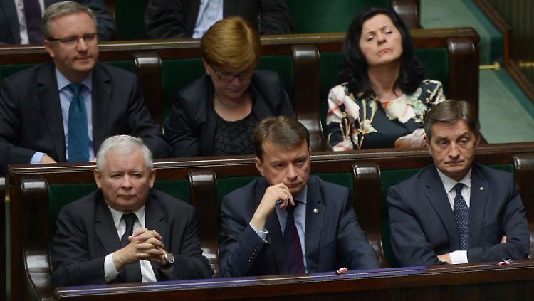 Kaczynski (v.l.) will nicht locker lassen, ehe die amtierende polnische Regierung am Boden liegt.