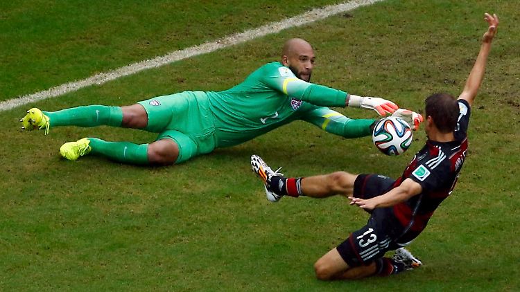 Thomas Müller versucht sich an US-Torhüter Tim Howard.
