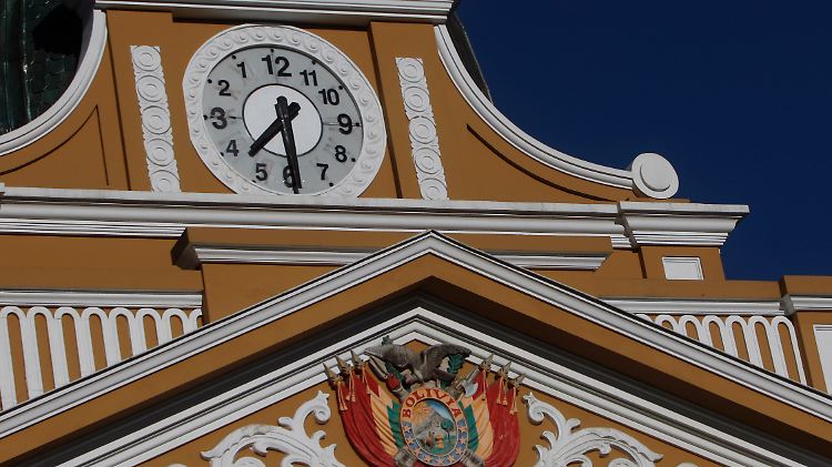 Nach 12 folgt...11: Die Uhr am Parlamentspalast in La Paz dreht sich künftig im eigenen "Uhrzeigersinn".