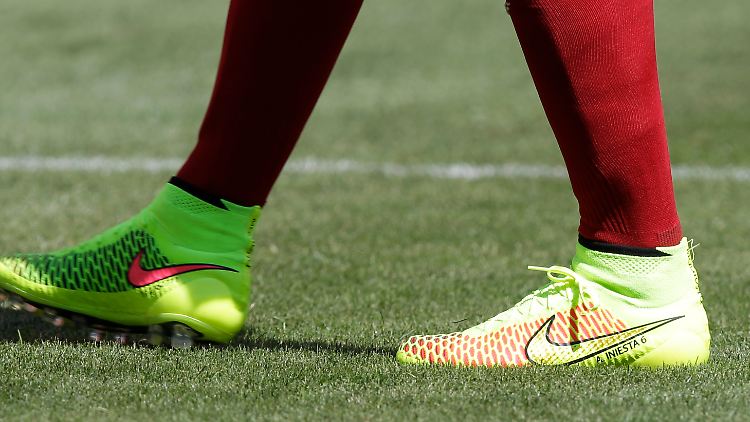 Auch Spaniens Fußballstar Andres Iniesta trägt Nike-Schuhe.