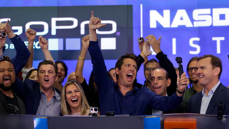 Nasdaq-Start in HD-Qualität: Gopro-Gründer Nick Woodman (hier im blauen Hemd) filmt sich zum Börsenstart selbst.
