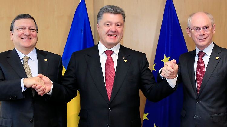 Der ukrainische Präsident Poroschenko zwischen EU-Kommissionspräsident Barroso und EU-Ratspräsident Van Rompuy.