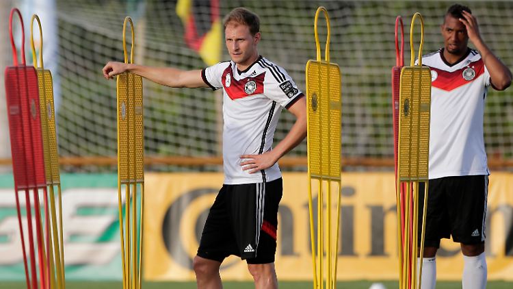 Spielen bei der WM in Brasilien nicht unbedingt in ihrer Paraderolle: Benedikt Höwedes und Jérôme Boateng.