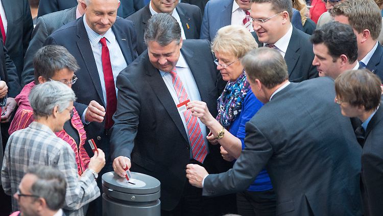 Gabriel bei der Stimmabgabe.