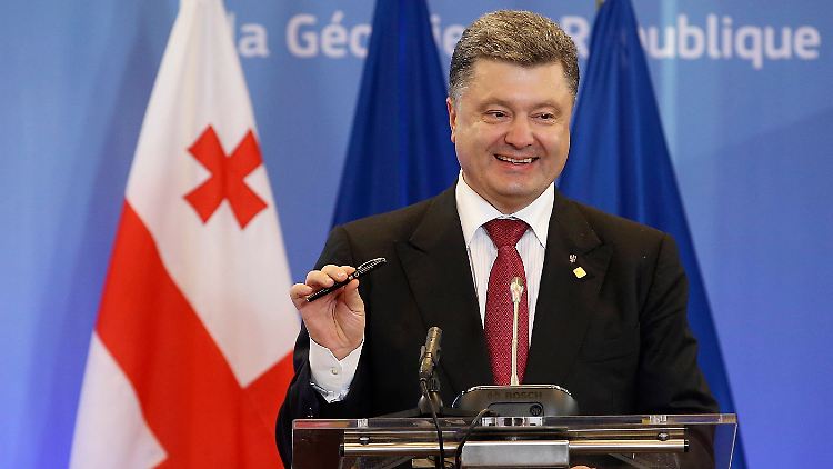 Ein Berater Putins beschimpfte Poroschenko als Nazi - er habe den von Rechtsextremisten vorangetriebenen Militärputsch in Kiew unterstützt.