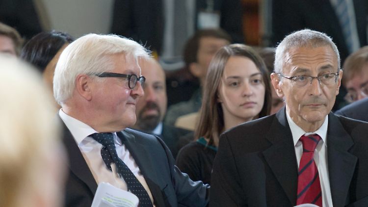Streit sieht anders aus: Steinmeier (l.) und Podesta.