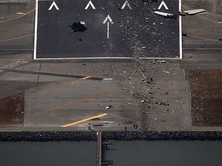 Anflug zu tief: Blick aus dem Hubschrauber auf die Stelle, an der das Fahrwerk der Boeing die Uferbefestigung berührte.