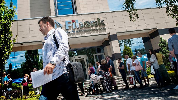 Vor der First Investment Bank, Fibank, bildeten sich lange Schlangen.
