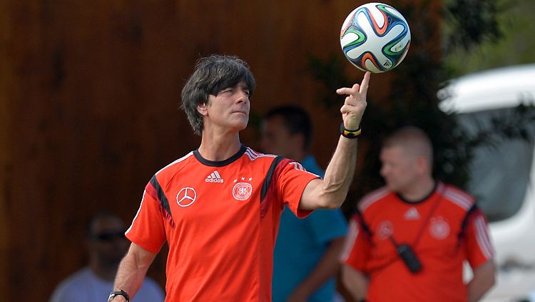 Joachim Löw hat auch Ballgefühl in der Fingerspitze. 