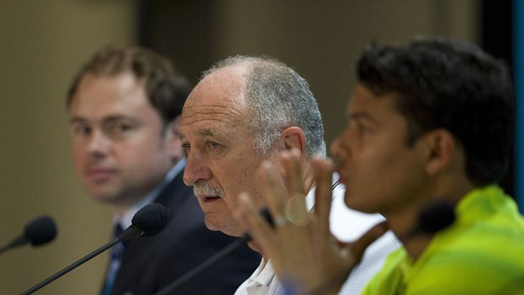 Felipe Scolari (M.) warnt, sein Spieler Thiago Silva (r.) lauscht.