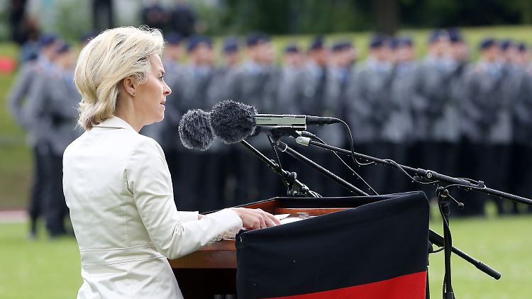 Die Ministerin hält eine Ansprache vor ihrer Truppe.