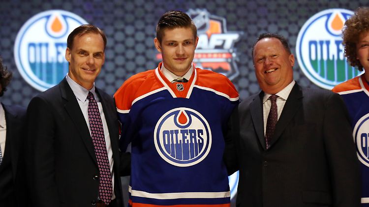 Leon Draisaitl posiert, nachdem er als dritter von den Edmonton Oilers gewählt wurde.