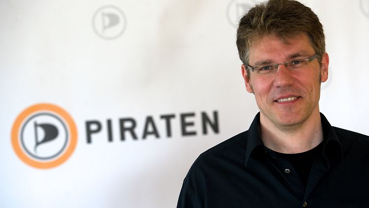 Stefan Körner posiert nach seiner Wahl für die Fotografen.