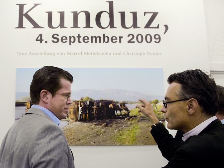 Verteidigungsminister Karl-Theodor zu Guttenberg während seines Besuchs der Foto-Ausstellung "Kunduz 4. September 2009".