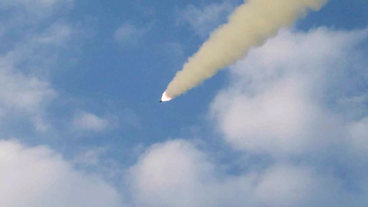 Die Zeitung Rodong Sinmun der regierenden Arbeiterpartei in Nordkorea veröffentlichte vor kurzem dieses Foto von erneuten Raketentests, es sei ein "Meilenstein" gelungen.