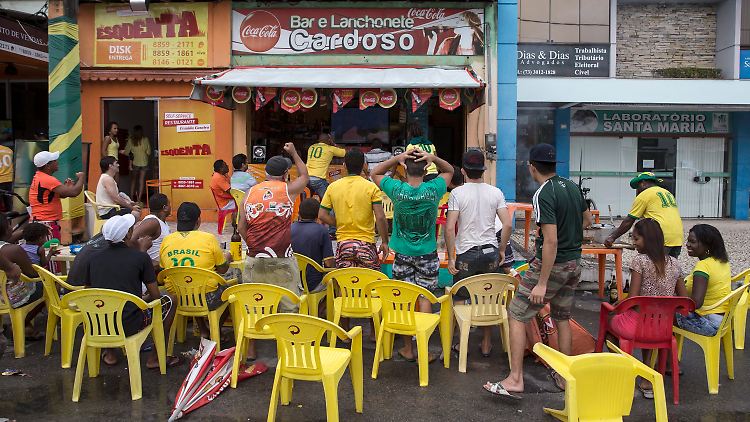 Überall im Land fieberten Fussballbegeisterte dem Einzug der Brasilianer ins Viertelfinale entgegen.