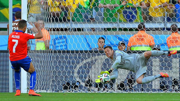 Zwei Elfmeter gehalten, einmal rettet der Pfosten - Für Brasiliens Torwart Júlio Cesar lief das Elfmeterschießen traumhaft - zum Leidwesen der Chilene, wie Alexis Sanchez (l.). 