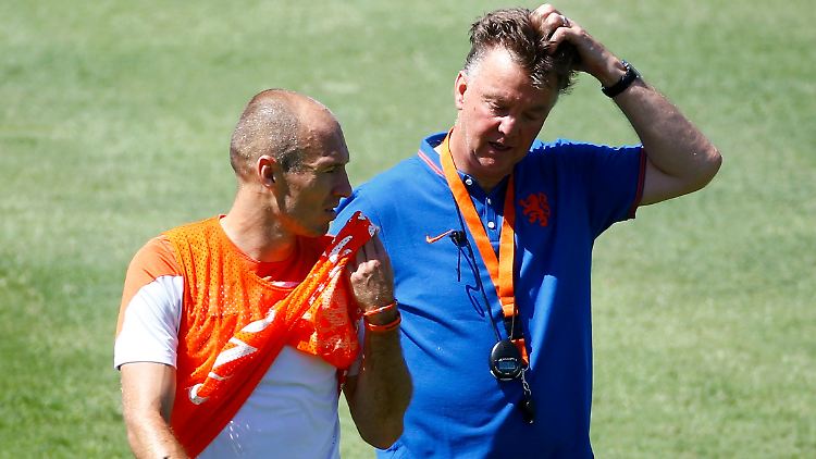 Arjen Robben und Louis van Gaal - beide wissen, wie gefährlich die Mexikaner sind.