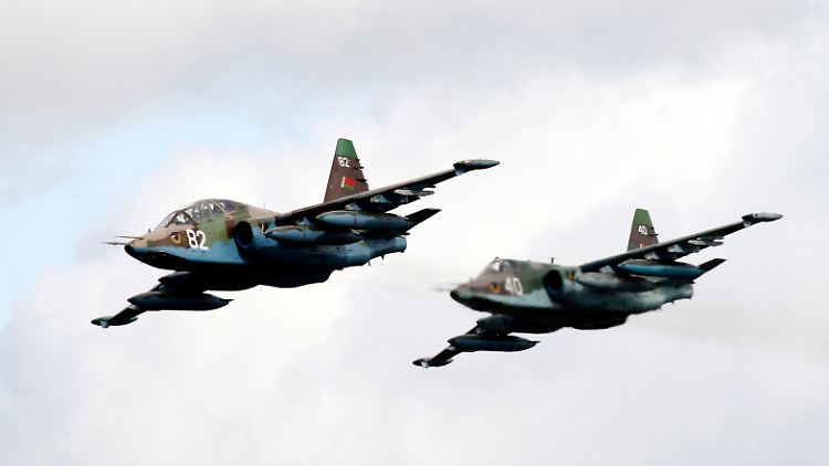 Kampfjets vom Typ Su 25 (hier Modelle der weißrussischen Luftwaffe) sind an die irakische Armee übergeben worden. Doch gibt es genug Piloten?
