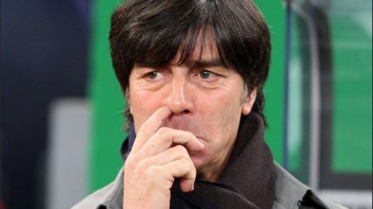Bundestrainer Jogi Löw vertieft ins Spiel.