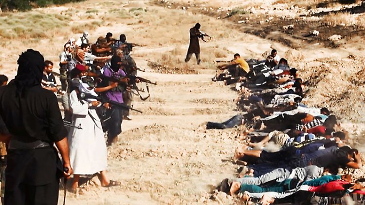 Isis-Kämpfer bedrohen gefangengenomme irakische Soldaten mit dem Gewehr - von den Kreuzigungen gibt es keine Bilder. 