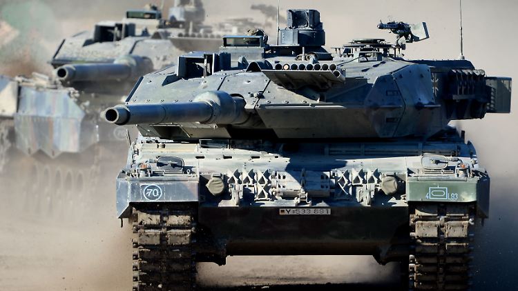 Der Kampfpanzer "Leopard 2 A6" während einer Bundeswehrübung in Niedersachsen.