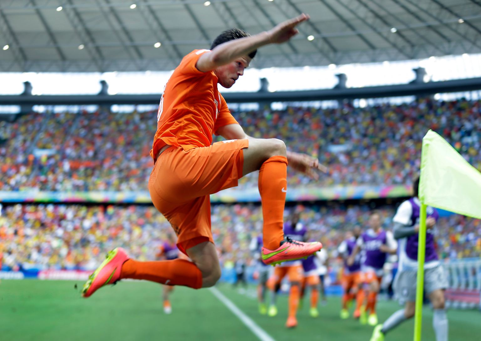 Klaas-Jan Huntelaar ist der Matchwinner des Achtelfinalspiels Holland gegen Mexiko. Er bereitete das 1:1 vor und bewies beim Foulelfmeter in der Nachspielzeit Nerven wie Drahtseile. Im Trikot von Schalke 04 hatte er noch vier seiner letzten sechs Elfmeter verschossen. 