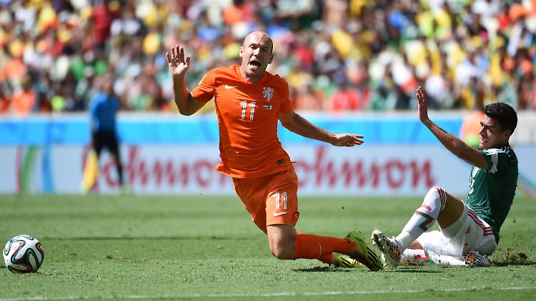 Arjen Robben geht nach einer Berührung im Strafraum theatralisch zu Boden. 