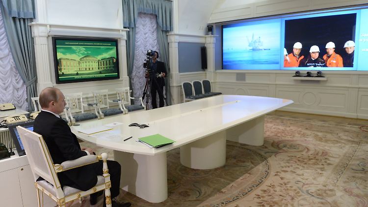 "Beginnen Sie!": Allein mit der Macht nutzt Wladimir Putin die Großbildschirme des Kreml.