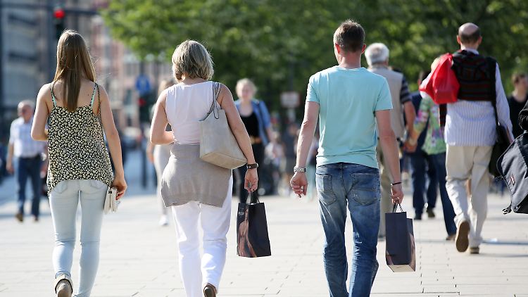 Hier entsteht Wirtschaftskraft: In der Hamburger Innenstadt tragen Konsumenten die Ergebnisse ihrer Kaufentscheidungen nach Hause.