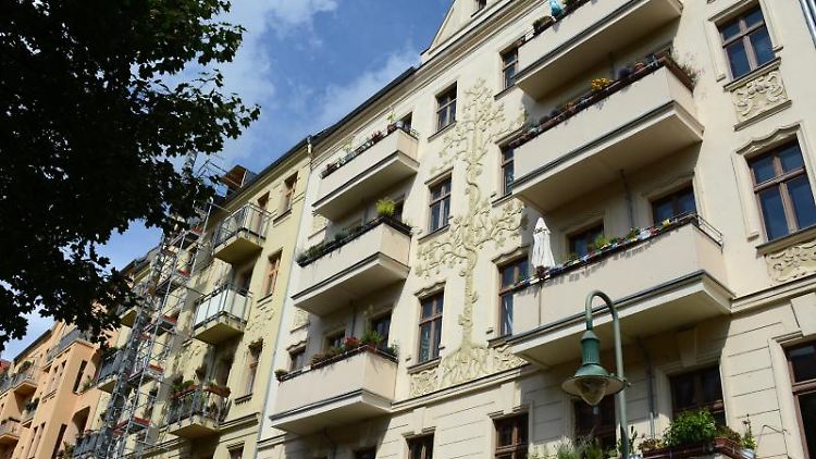 Wird aus der Mietwohnung plötzlich Eigentum, fürchten Bewohner oft die Kündigung. Doch keine Sorge: Nach einer Umwandlung gelten klare Regeln.