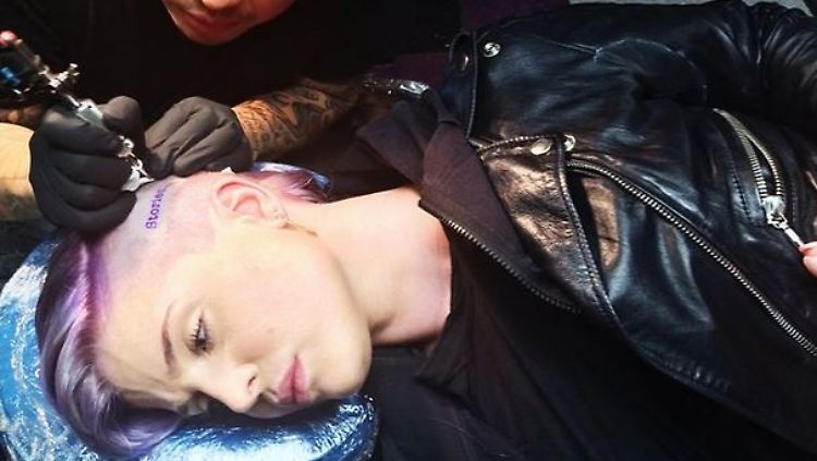 Kelly Osbourne legt sich erneut unter die Nadel und lässt sich den Kopf verschönern.