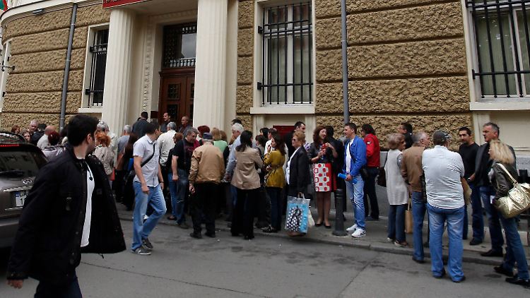 Auch am Montag stehen Bankkunden vor der Corporate Commercial Bank in Sofia Schlange.