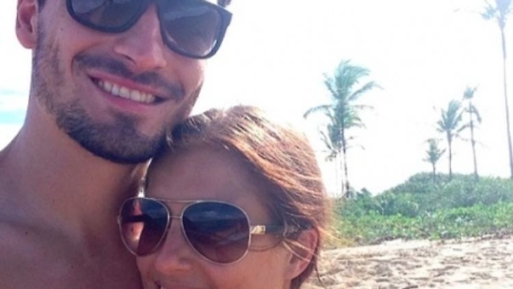 Frisch mit Balsamico eingeölt am Strand: Mats und Cathy. (Foto: Instagramm/catherinyyy) 