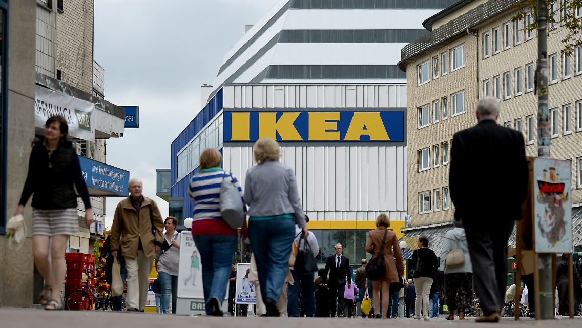 Passanten in der Fußgängerzone unweit des neu eröffneten Ikea-Einrichtungshauses in Hamburg-Altona.