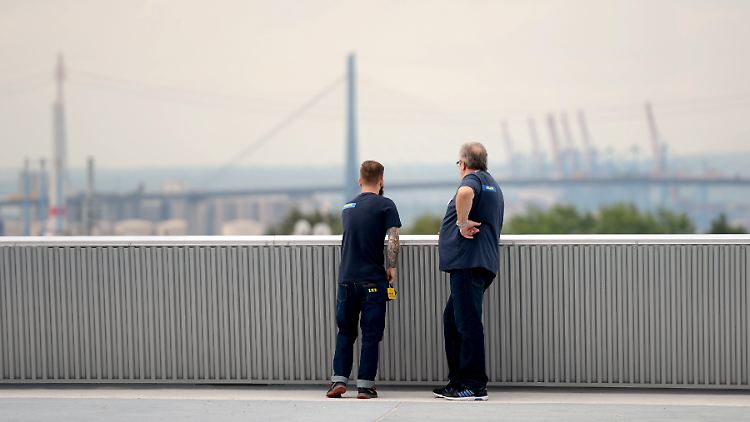 Zwei Ikea-Mitarbeiter auf dem obersten Parkdeck der neuen Ikea-Filiale.