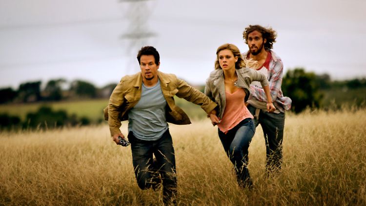 Cade Yeager (Mark Wahlberg), seine Tochter Tessa (Nicola Peltz) und Kumpel Lucas Flannery (T.J. Miller) sind auf der Flucht.