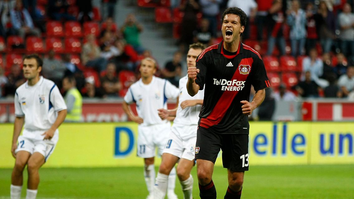Michael Ballack feiert seinen ersten Treffer nach der Rückkehr ins Bayer-Dress.