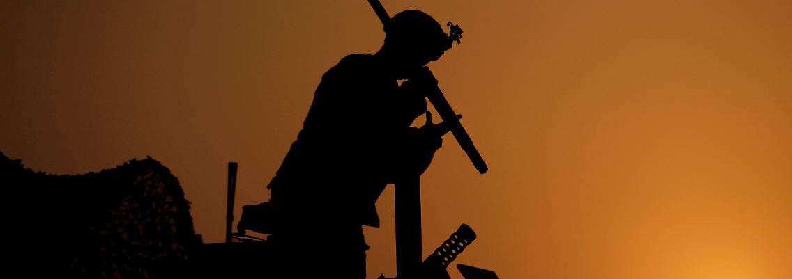 Ende eines Einsatzes: Ein US-Soldat baut sein Maschinengewehr ab.