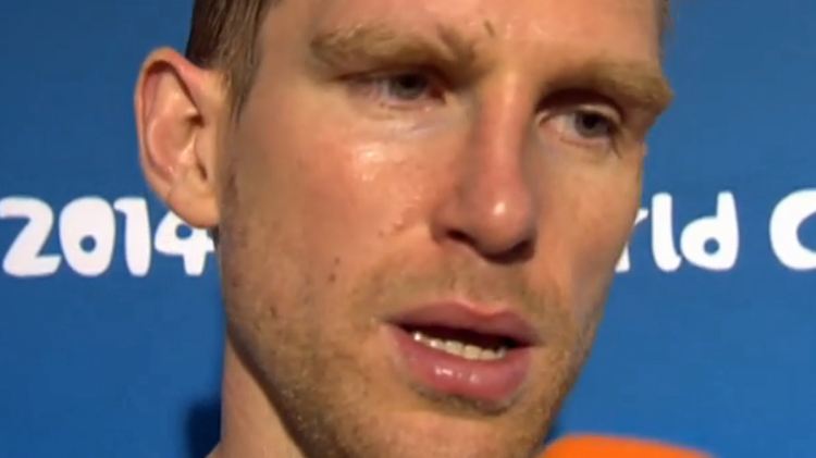 Per Mertesacker reagiert extrem genervt auf die unangenehmen Fragen direkt nach dem Spiel.