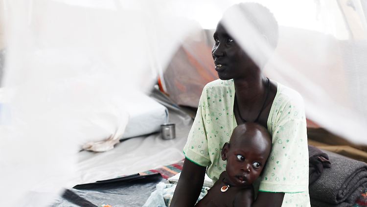 Morde in Krankenhäusern gehören im Sudan zum Kriegsalltag. Eine junge Frau mit ihrem Baby in einer Klinik. Beide leiden an Tuberkulose. 