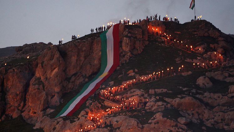 Feiern zum kurdischen Neujahrsfest nahe der Stadt Dohuk. Auf dem Berg liegt die Fahne des unabhängigen Kurdistan.