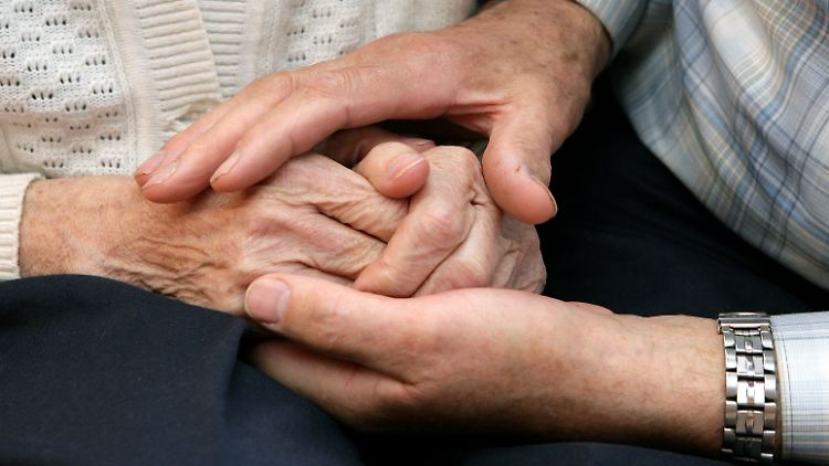 Die Diagnose Alzheimer ist für Betroffene und Angehörige gleichermaßen ein schwerer Schlag.