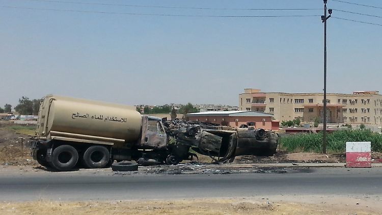 Ein ausgebrannter Laster säumt eine Strasse in Mosul im Nordirak. Ein Ende der Unruhen im Land ist nicht abzusehen.